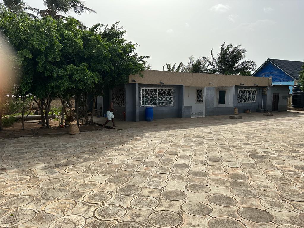 REGISTERED ALMOST 4 PLOTS WITH OLD 4BRM HOUSE @ ANYAA MARKET* (On TARRED ROAD